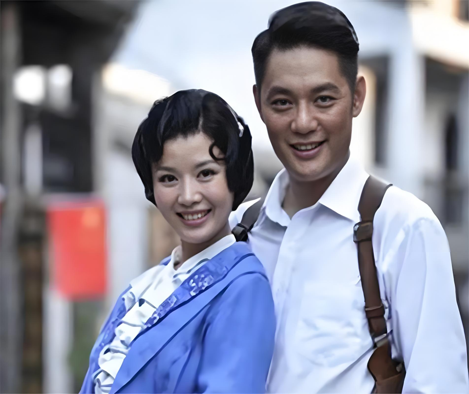 开云入口-49岁程愫近况曝光！与傅程鹏离婚已9年，如今与15岁儿子相依为命